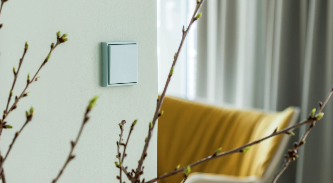 „JUNG LS 990 jungiklis su Le Corbusier spalvomis – elegantiškas dizaino sprendimas interjerui“