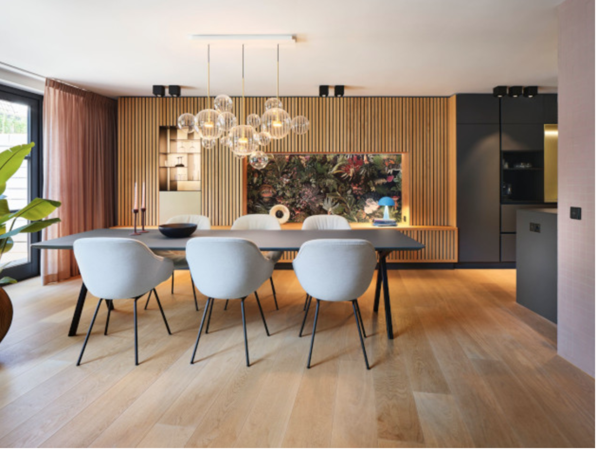 JUNG išmanus apšvietimo valdymas leidžia lengvai keisti namų nuotaiką ir sukurti jaukumą