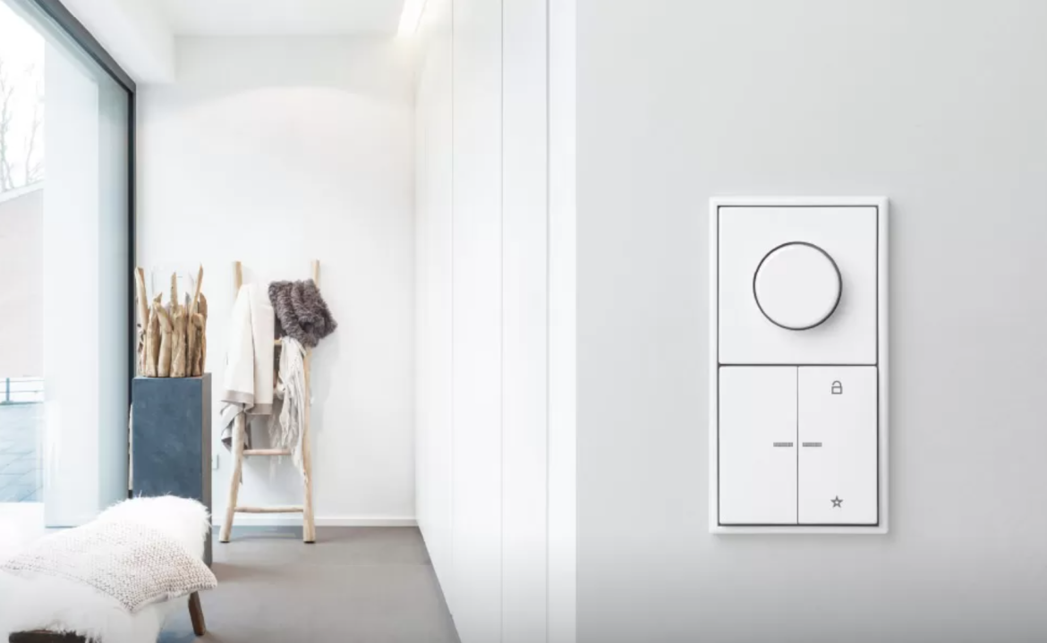 JUNG LS 990 jungiklis moderniame interjere